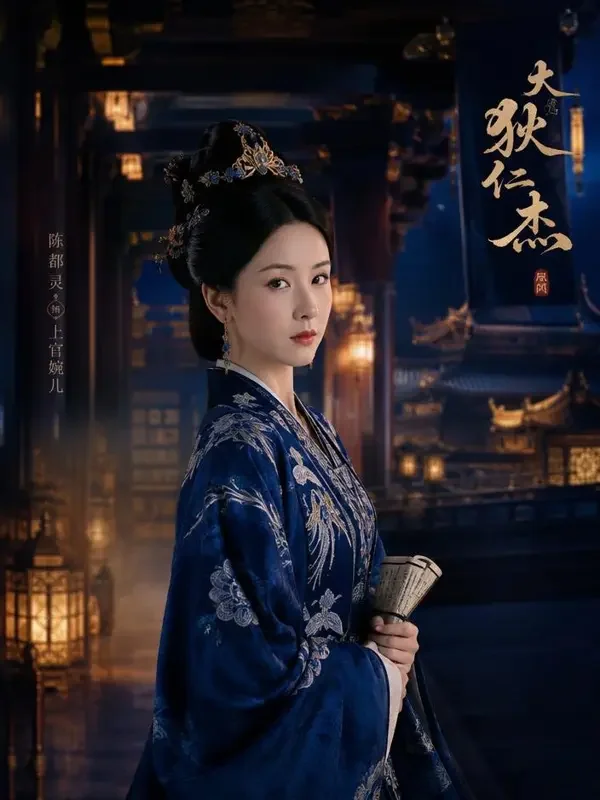 凤归：嫡女要翻天封面：月下古宅中凤纹礼服的嫡女