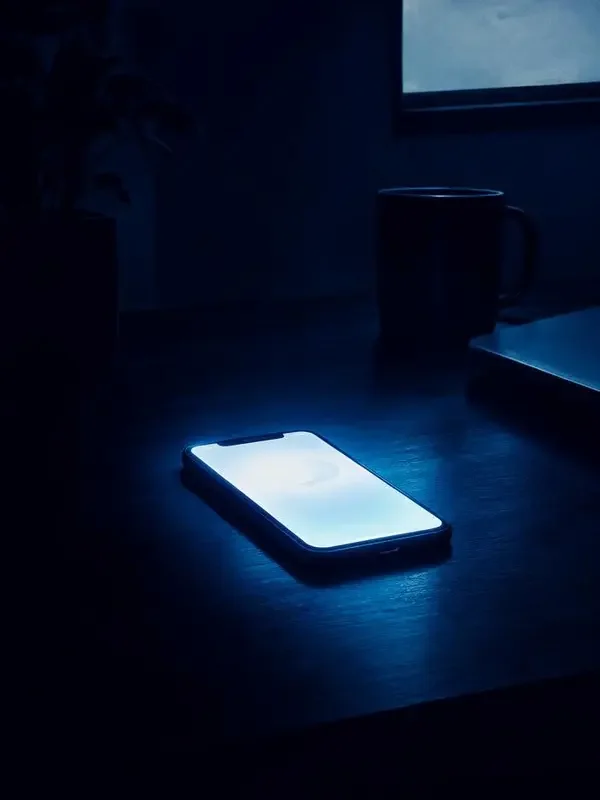 凌晨三点的来电封面：深夜床边亮起的手机来电