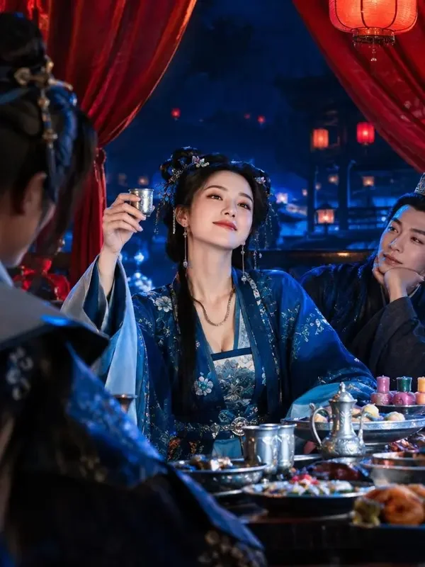 姻缘错：王妃很嚣张封面：夜宴红灯笼下举杯的蓝衣王妃